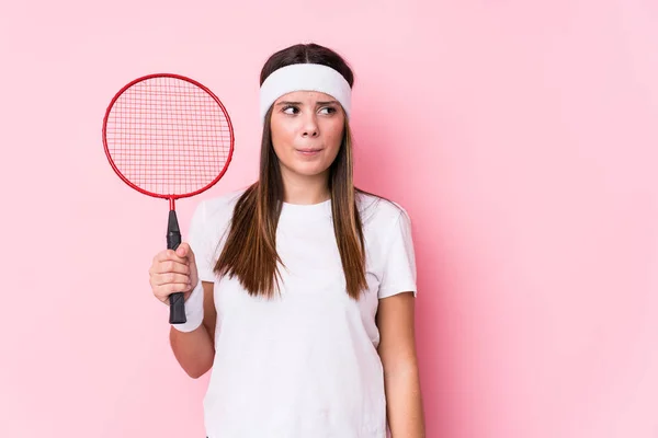 Młoda Biała Kobieta Gra Badmintona Odizolowany Zdezorientowany Czuje Się Wątpliwe — Zdjęcie stockowe
