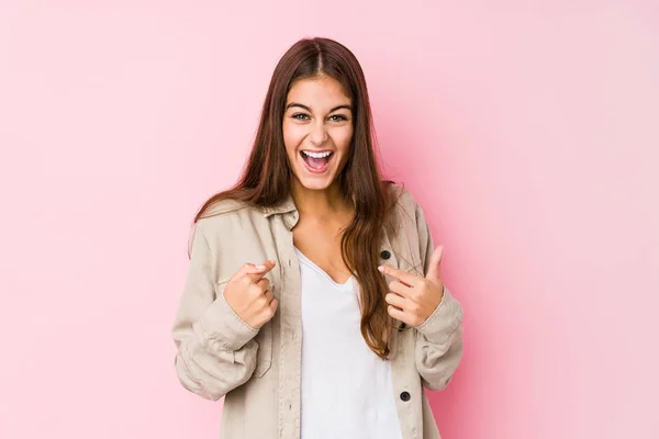 Joven Mujer Caucásica Posando Fondo Rosa Sorprendida Señalando Con Dedo — Foto de Stock