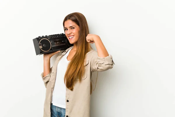 Jovem Caucasiana Segurando Guetto Blaster Levantando Punho Depois Uma Vitória — Fotografia de Stock