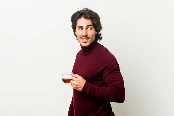 Joven Sosteniendo Una Taza Mira Lado Sonriente Alegre Agradable — Foto de Stock