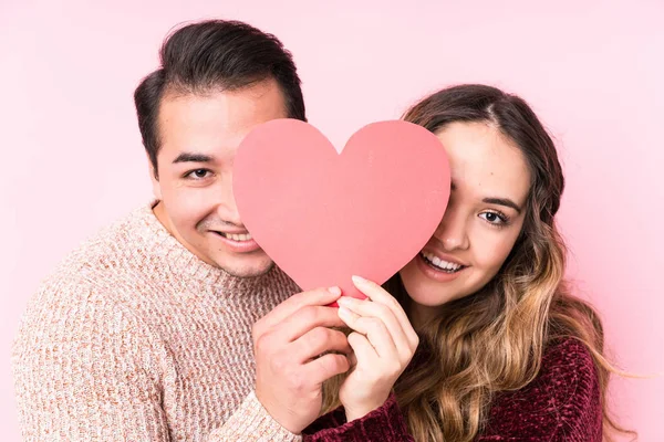 持有心脏贴纸的年轻拉丁夫妇 — 图库照片