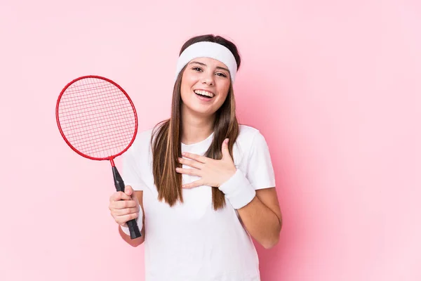 Badminton Oynayan Beyaz Bir Kadın Yalnız Gülüyor Elini Göğsüne Koyuyor — Stok fotoğraf