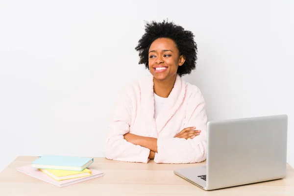 Mulher Afro Americana Meia Idade Trabalhando Casa Isolada Sorrindo Confiante — Fotografia de Stock