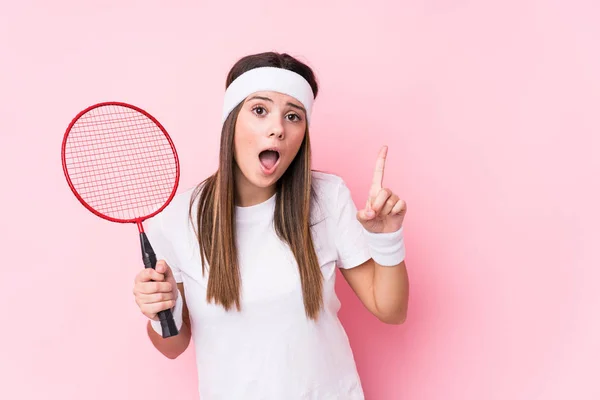 Jovem Caucasiana Jogando Badminton Isolado Ter Uma Ideia Conceito Inspiração — Fotografia de Stock