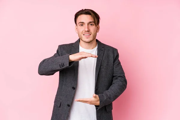Junger Kaukasischer Geschäftsmann Posiert Isoliert Und Hält Etwas Mit Beiden — Stockfoto