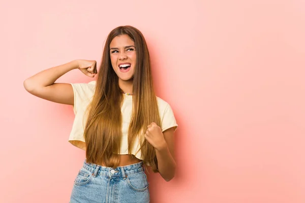 Jovem Magro Mulher Levantando Punho Depois Uma Vitória Conceito Vencedor — Fotografia de Stock