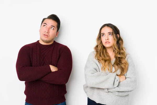 Casal Jovem Posando Fundo Branco Cansado Uma Tarefa Repetitiva — Fotografia de Stock