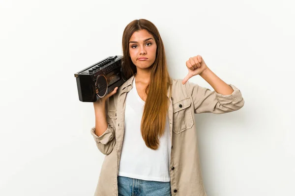 Mujer Caucásica Joven Sosteniendo Guetto Blaster Mostrando Gesto Aversión Pulgares —  Fotos de Stock