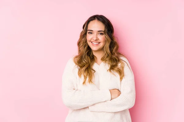 Jovem Mulher Curvilínea Posando Fundo Rosa Isolado Que Sente Confiante — Fotografia de Stock