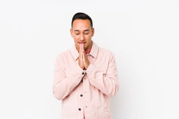 Junger Lateinischer Mann Posiert Isoliert Händchen Haltend Mundnähe Beten Fühlt — Stockfoto