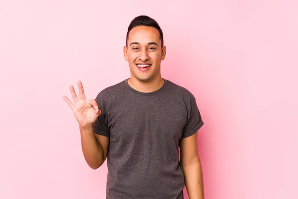 Yooung Latino Homem Posando Fundo Cor Rosa Pisca Olho Mantém — Fotografia de Stock