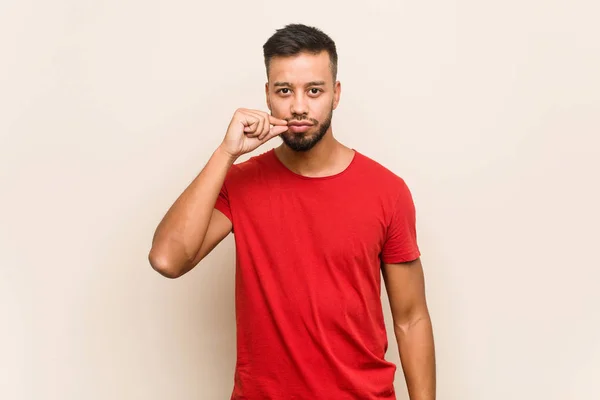 Jovem Sul Asiático Homem Com Dedos Nos Lábios Mantendo Segredo — Fotografia de Stock