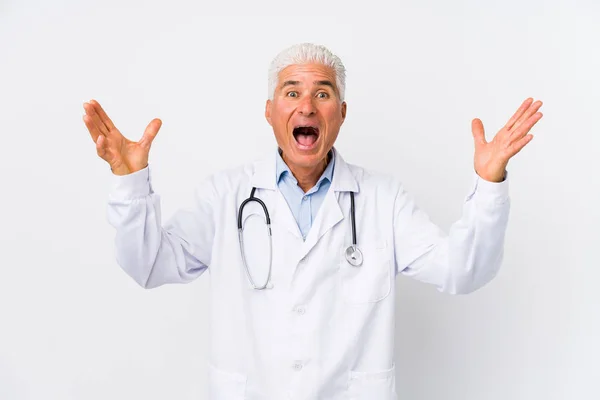 Ώριμος Καυκάσιος Γιατρός Που Δέχεται Μια Ευχάριστη Έκπληξη Ενθουσιασμένος Και — Φωτογραφία Αρχείου