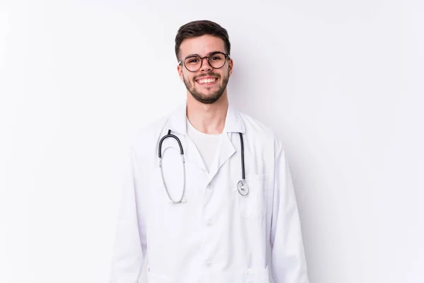 Jovem Homem Médico Caucasiano Isolado Feliz Sorridente Alegre — Fotografia de Stock