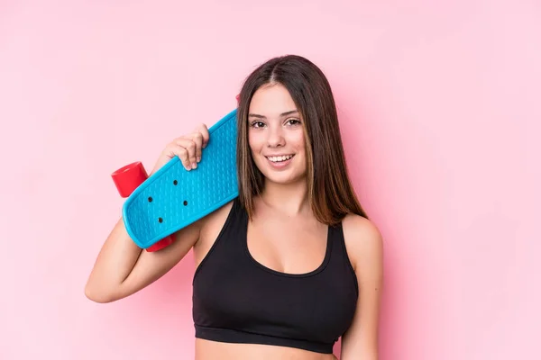 Junge Kaukasische Skater Frau Isoliert Auf Rosa Hintergrund — Stockfoto