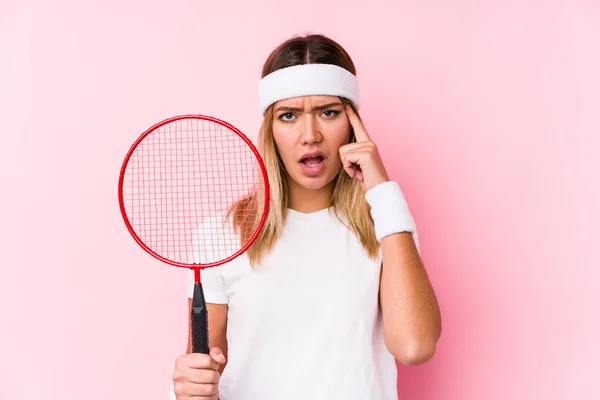 Młoda Kobieta Gra Badmintona Odizolowany Wykazując Gest Rozczarowania Palcem Wskazującym — Zdjęcie stockowe