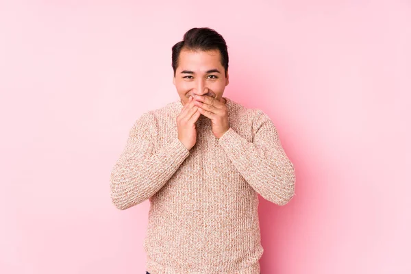 Junger Kurviger Mann Posiert Auf Rosa Hintergrund Isoliert Über Etwas — Stockfoto