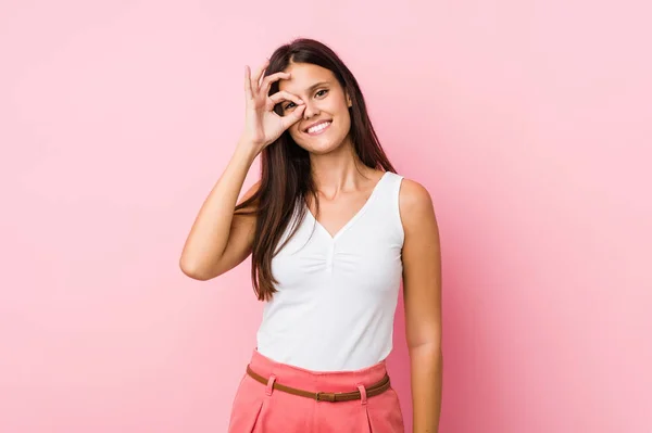 Jonge Leuke Vrouw Opgewonden Houden Gebaar Oog — Stockfoto