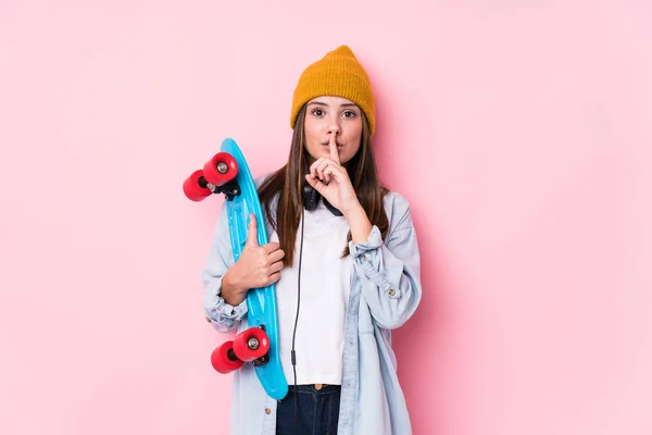 Giovane Donna Skater Possesso Pattino Mantenendo Segreto Chiedendo Silenzio — Foto Stock