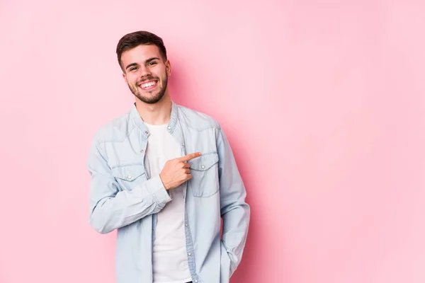 Jovem Homem Negócios Caucasiano Posando Fundo Branco Isolado Sorrindo Apontando — Fotografia de Stock