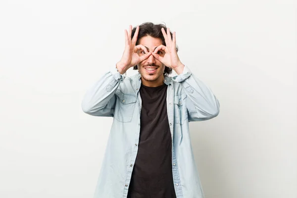 Jovem Homem Bonito Contra Fundo Branco Mostrando Sinal Sobre Olhos — Fotografia de Stock