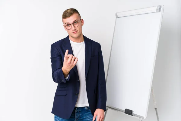 Mladý Trenér Muž Ukazuje Bílou Tabuli Ukazuje Prstem Vás Jako — Stock fotografie