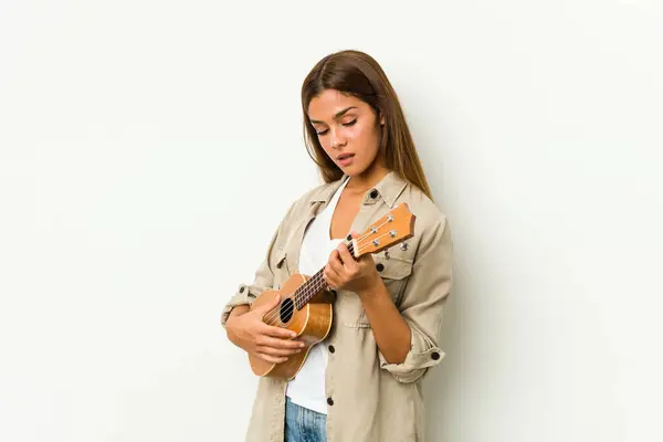 Giovane Donna Caucasica Giocare Ukelele Isolato — Foto Stock