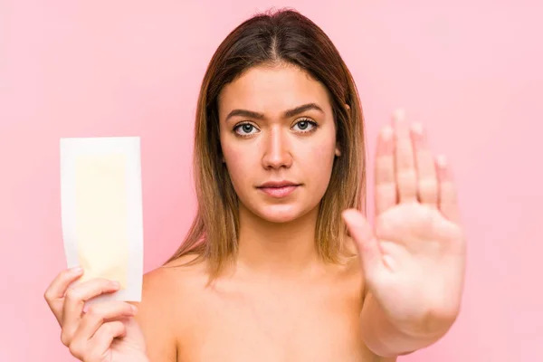 Mujer Caucásica Joven Sosteniendo Una Banda Depilatoria Aislada Pie Con — Foto de Stock