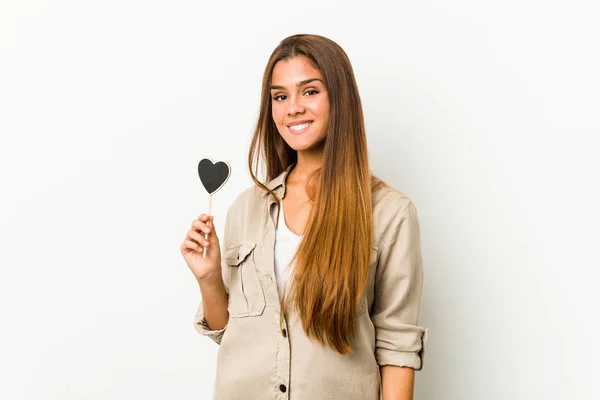 Joven Mujer Caucásica Sosteniendo Una Forma Corazón Feliz Sonriente Alegre —  Fotos de Stock