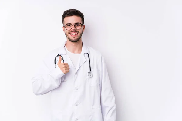Jovem Homem Médico Caucasiano Isolado Sorrindo Levantando Polegar — Fotografia de Stock