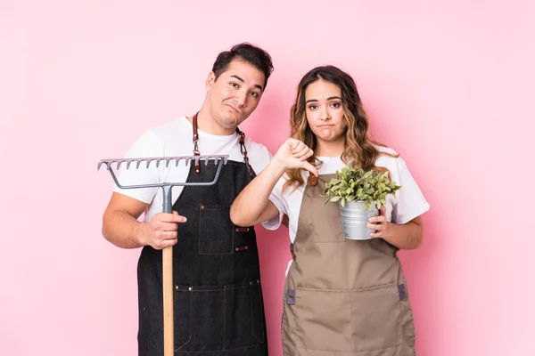 Een Jonge Tuinman Geïsoleerd Met Een Afkeer Van Gebaar Duimen — Stockfoto