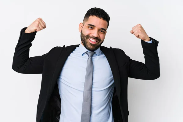 Young Latin Business Woman White Background Isolated Showing Strength Gesture — 스톡 사진