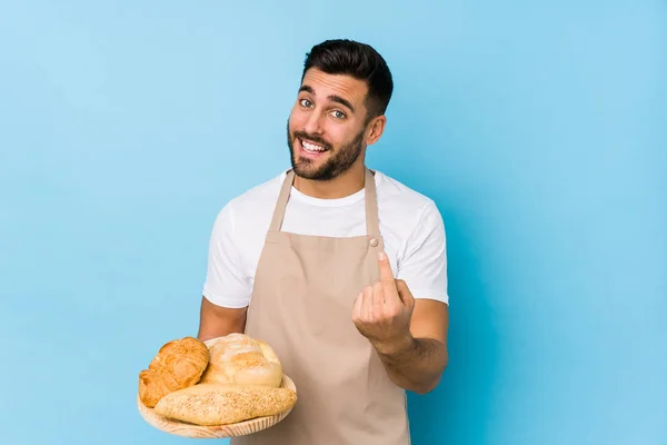 Junger Gutaussehender Bäcker Der Isoliert Mit Dem Finger Auf Dich — Stockfoto