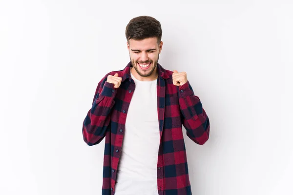 Homem Caucasiano Jovem Posando Fundo Branco Isolado Levantando Punho Sentindo — Fotografia de Stock