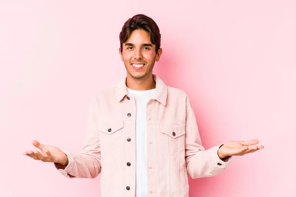 Giovane Uomo Caucasico Posa Uno Sfondo Rosa Isolato Mostrando Espressione — Foto Stock