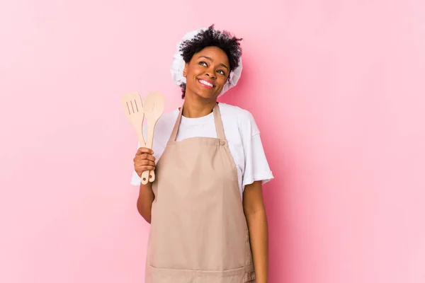 Jovem Cozinheira Americana Africana Sonhando Alcançar Objetivos Propósitos — Fotografia de Stock
