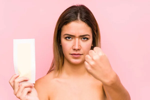 Mujer Caucásica Joven Sosteniendo Una Banda Depilatoria Aislada Mostrando Puño — Foto de Stock