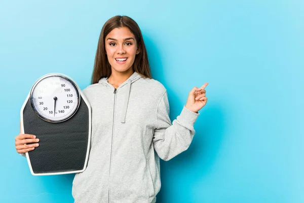 Jovem Mulher Fitness Segurando Uma Escala Sorrindo Alegremente Apontando Com — Fotografia de Stock