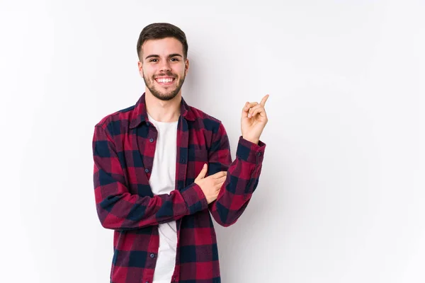 Jovem Caucasiano Posando Fundo Branco Isolado Sorrindo Alegremente Apontando Com — Fotografia de Stock