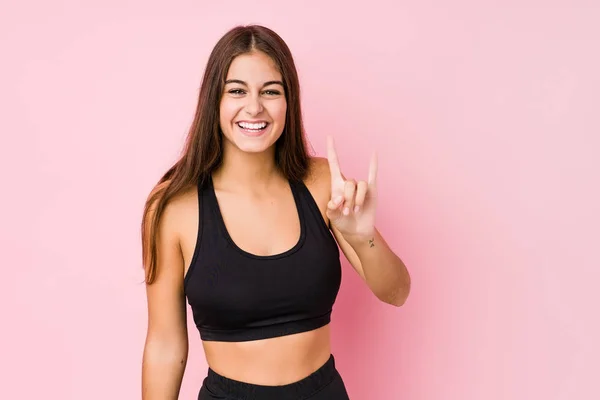 Joven Mujer Fitness Caucásica Haciendo Deporte Aislado Mostrando Gesto Cuernos — Foto de Stock