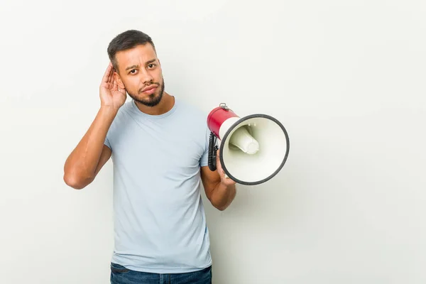Ung Blandras Asiatisk Man Håller Megafon Försöker Lyssna Ett Skvaller — Stockfoto