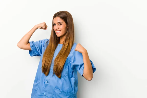 Joven Enfermera Caucásica Levantando Puño Después Una Victoria Concepto Ganador — Foto de Stock