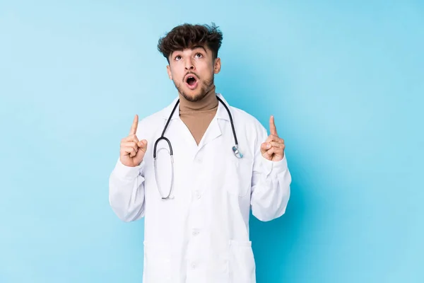 Young Arab Doctor Man Idolated Pointing Upside Opened Mouth — Stock Photo, Image