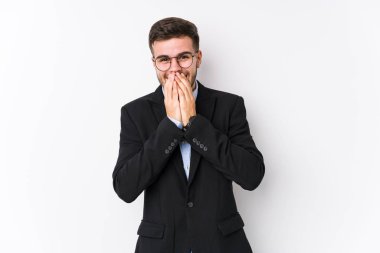 Beyaz arka planda poz veren beyaz tenli genç bir iş adamı Kafkasyalı genç bir iş adamını izole etti. Bir şeye gülüyor, elleriyle ağzını kapatıyor..