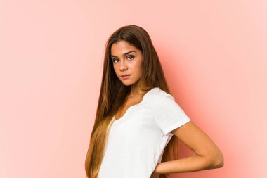 Güzellik yapan genç beyaz kadın yalnız poz veriyor.