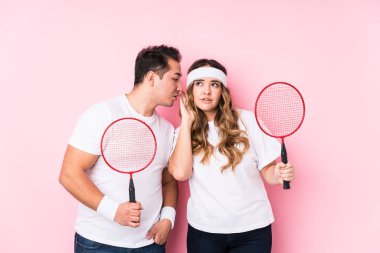 Badminton oynayan genç çift bir dedikoduyu dinlemeye çalışıyor..