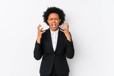 Orta yaşlı Afrikalı Amerikalı iş kadını beyaz bir geçmişe karşı öfkeyle çığlık atıyor..