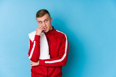 Genç sporcu rahat bir şekilde fotokopi odasına bakan bir şey düşünüyor..