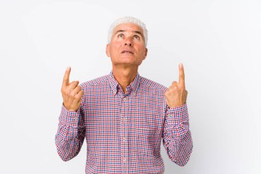 Kafkasyalı kıdemli, ağzı açık, üst tarafı işaret eden izole bir adam..