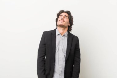 Beyaz bir geçmişe karşı genç bir iş adamı tekrarlanan bir görevden bıktı..